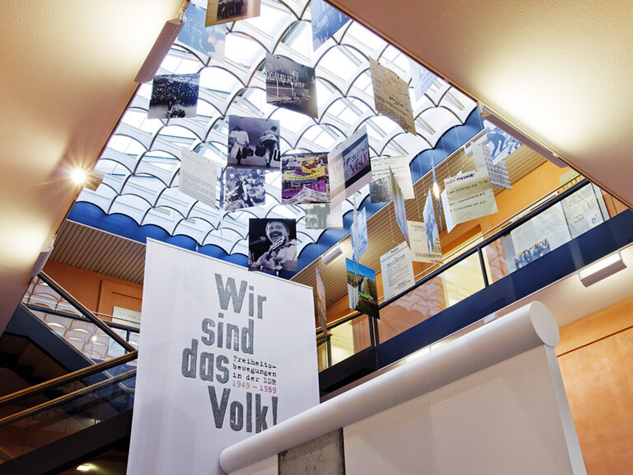 Lichthof mit Ausstellungsplakat, Foto: Markus Reck, BArch