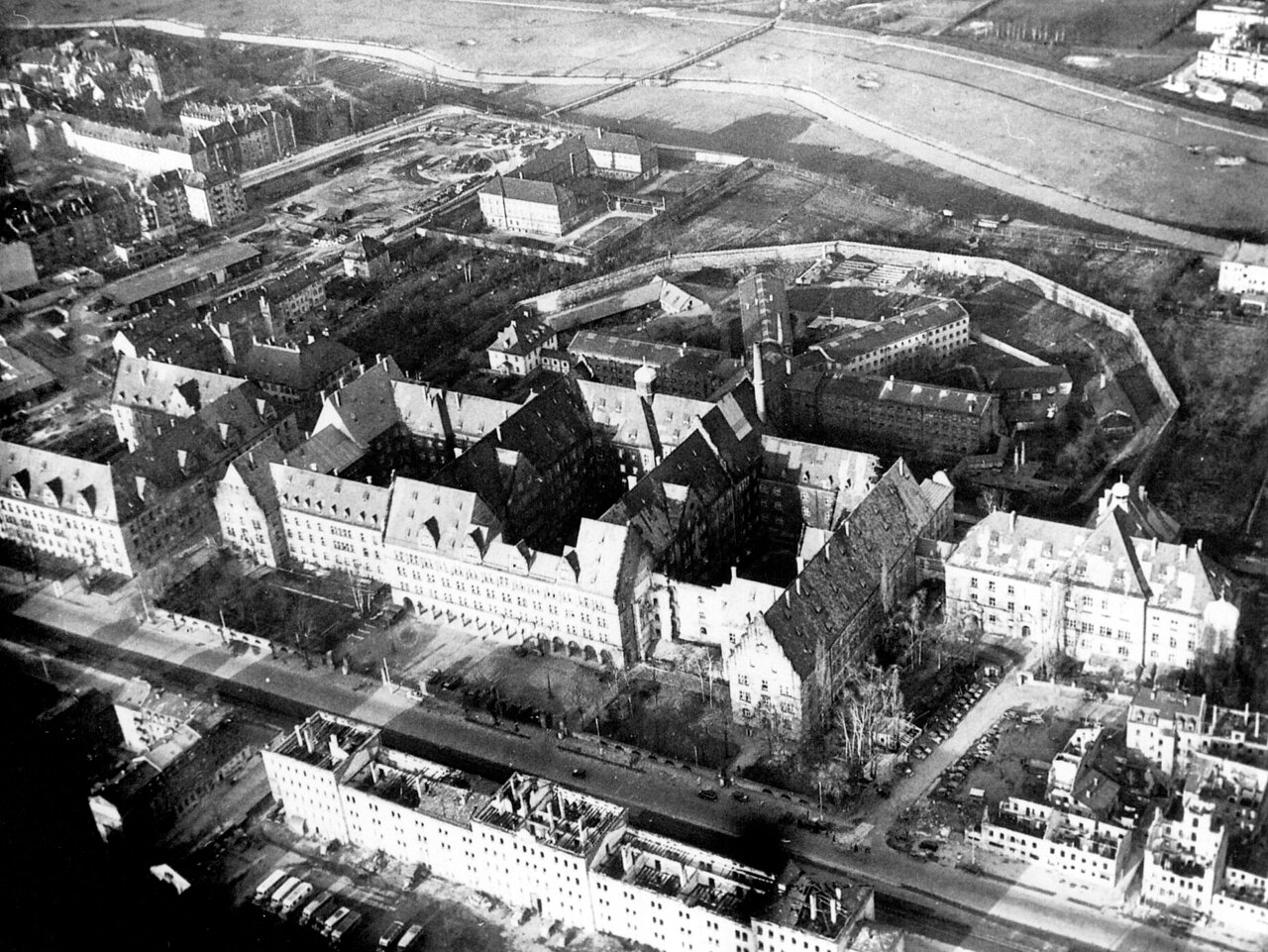 Luftaufnahme des Justizpalastes, 20. November 1954, Stadtarchiv Nürnberg, Foto: Ray D'Addario (StadtAN A 65/IV Nr. RA-141)