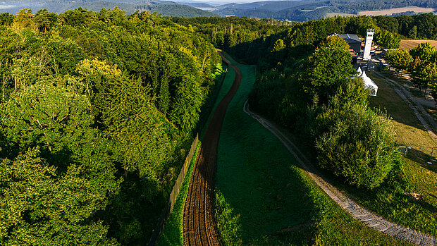 "Blick auf das Grenzmuseum", Bildrechtangabe "Grenzmuseum Schifflersgrund - Arbeitskreis Grenzinformation e. V., Fotograf: Denis Klose"
