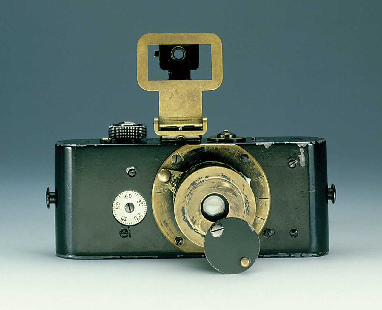 Die erste Kleinbildkamera der Welt, die Ur-Leica, von 1914. Foto: Leica, CC BY-SA 2.0 DE, via Wikimedia Commons; https://upload.wikimedia.org/wikipedia/commons/f/f9/Ur_Leica.jpg