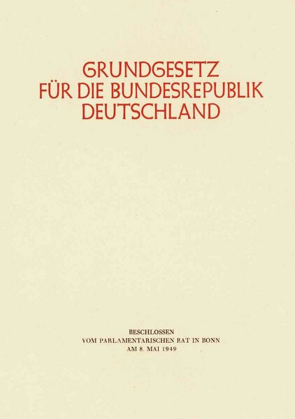 Farbfoto: Buch mit der Aufschrift: Grundgesetz für die Bundesrepublik Deutschland, darunter: Beschlossen vom Parlamentarischen Rat in Bonn an 08. Mai 1949.