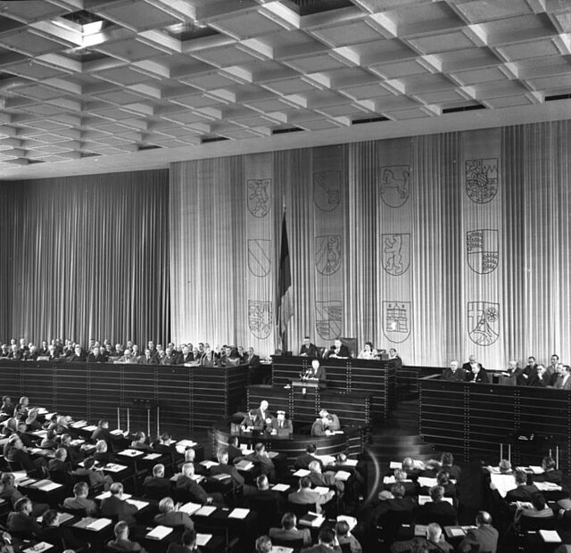 Blick in den Plenarsaal des Bundestages während einer Sitzung in Bonn. Foto: Bundesarchiv, B 145 Bild-F091457-0002 / Munker, Georg / CC-BY-SA 3.0